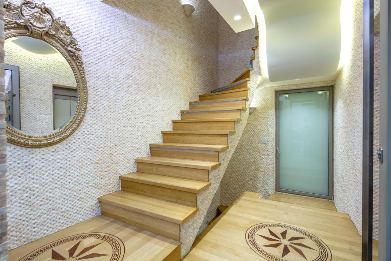 Apartment De President Suite, Demani President