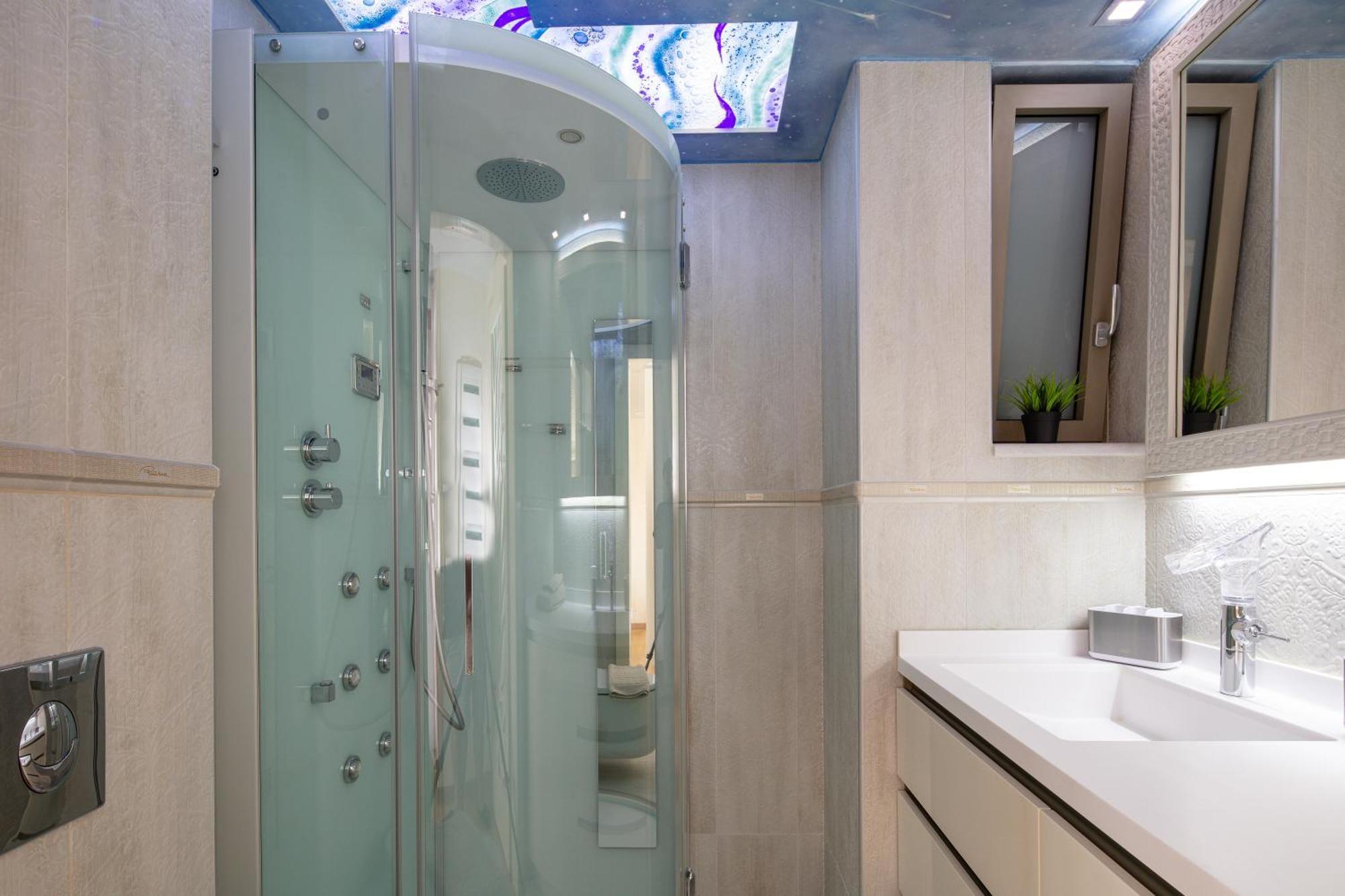 Apartment De President Suite, Demani President